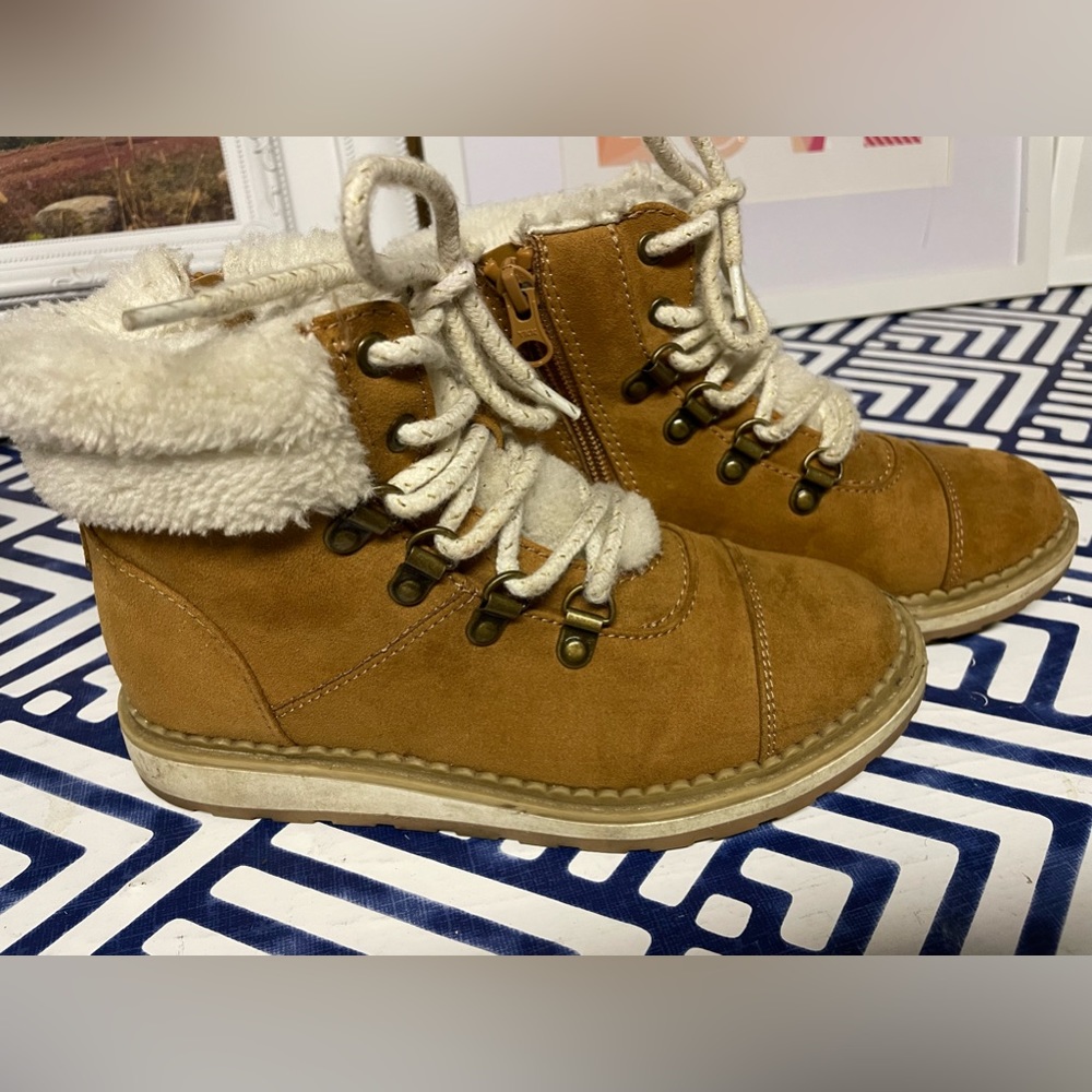 Girls size 1 Cat and Jack boots.